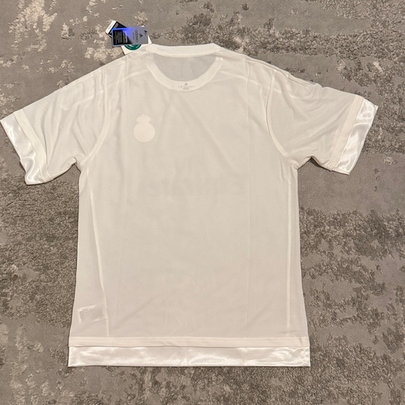 Real Madrid 2015/16 Home Jersey - Picture 3 of 4